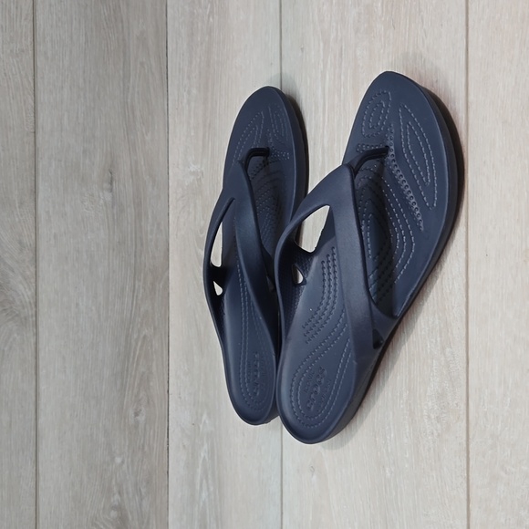 Crocs Women Outdoor Thong Flats rubber sandals shoes sz 8 - Picture 1 of 10